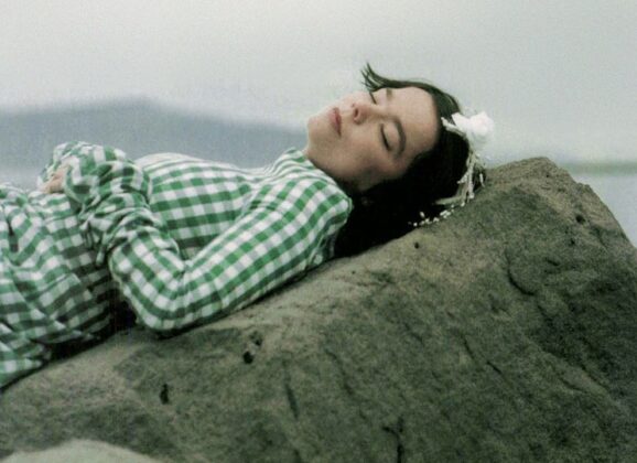 CERCASI BJORK DISPERATAMENTE-IN ISLANDA-