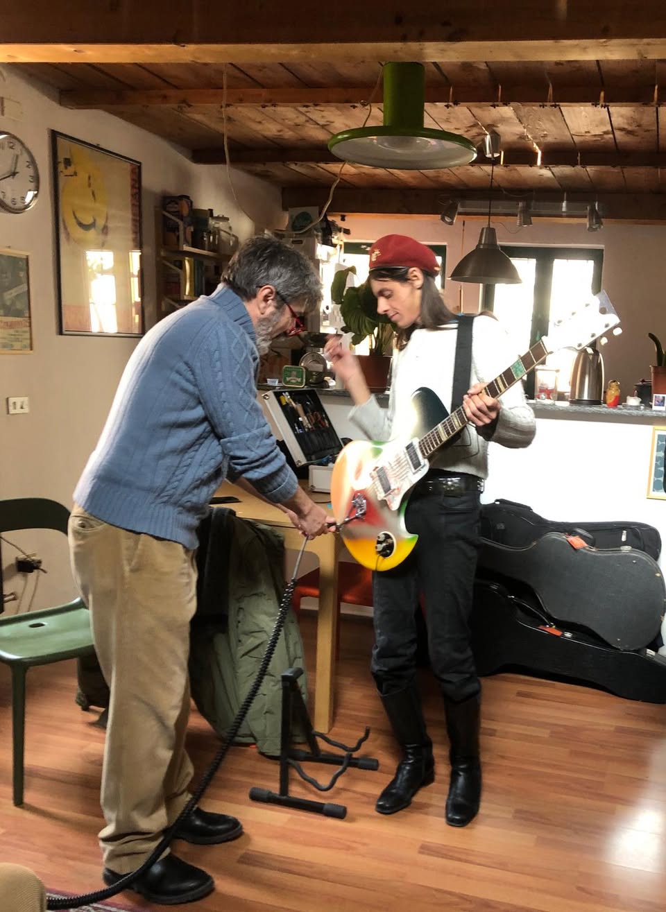 Marco Ballestri e Lucio Corsi con chitarra Wandrè. Foto di Fan Di Quarieg